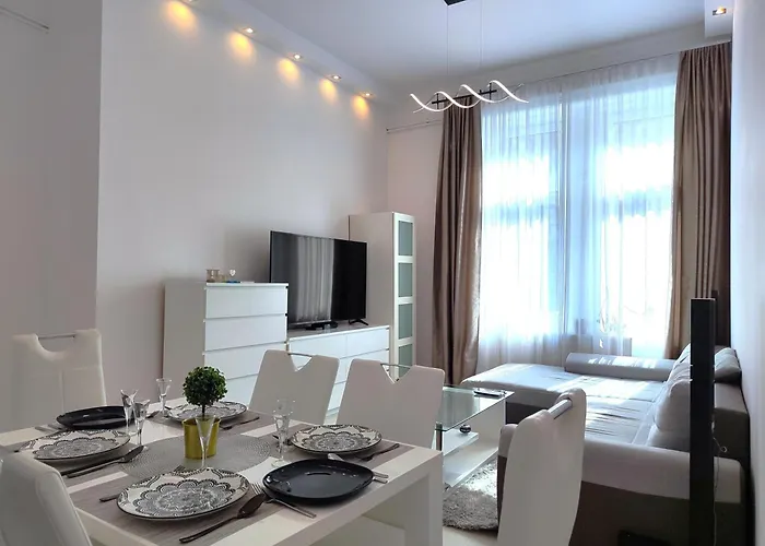 Budapest Bella Home - 86M2, City Center Apartment, Next To Metro Line, 2 Bathrooms,