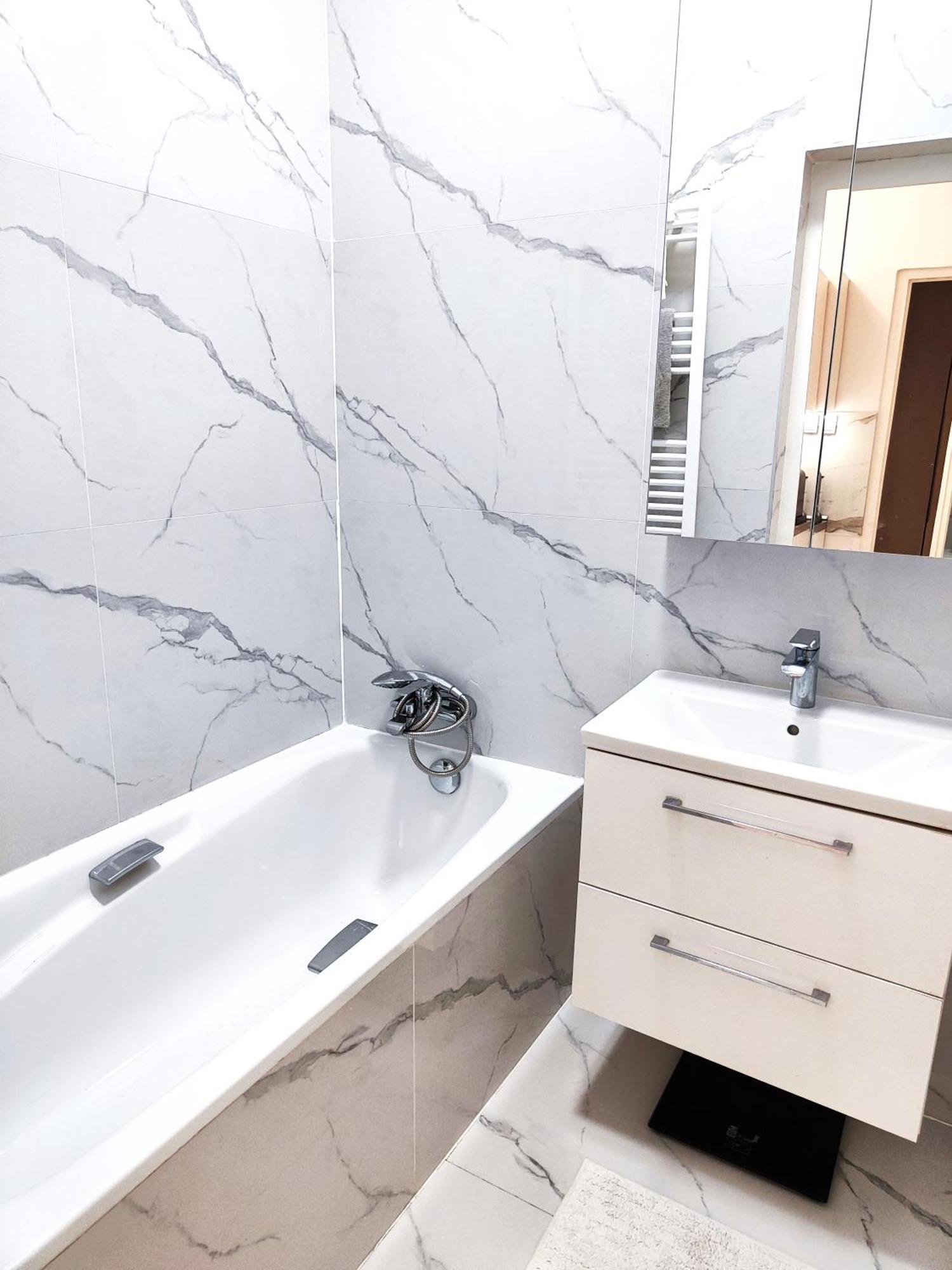 Apartment Bella - 86m2, Center Apartment, Next To Metro Line, 2 Bathrooms, Budapest
